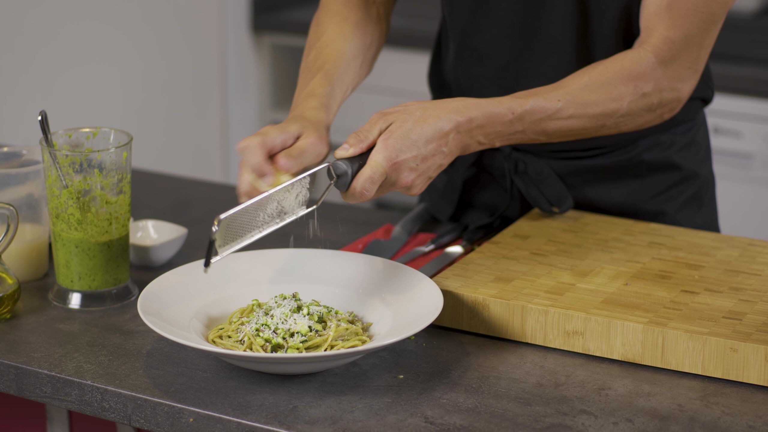 Espaguetis integrales con pesto de calabacín y hierbas
